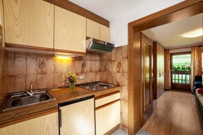 Jääkaappi, liesi, kahvin-/teenkeitin, vedenkeitin