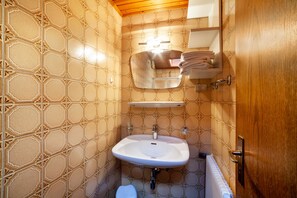 Suihku, hiustenkuivaaja, pyyhkeet