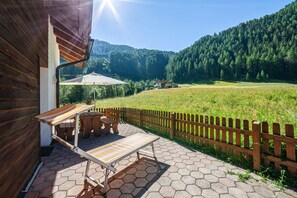 Terrace/patio - Apartment 'Rieglhof Geiernest' with Mountain View, Garden & Wi-Fi (Graun im Vinschgau)