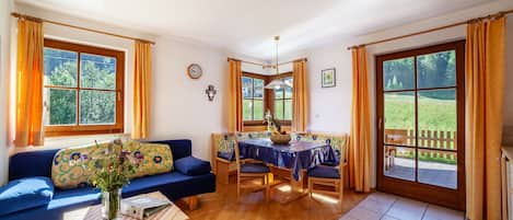 TV, tavolo da ping pong