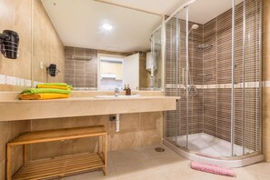 Bruser, hårtørrer, håndklæder