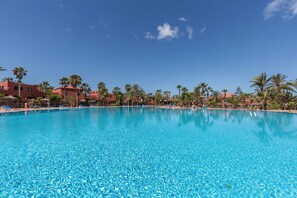 Pool - Apartment "Fuerteventura Herbania" with Mountain View, Balcony, Shared Pool & Wi-Fi (Corralejo)
