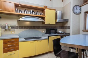 Frigorifero, microonde, forno, piano cottura