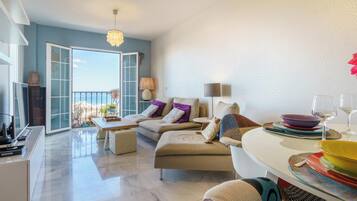 Een televisie en een stereo