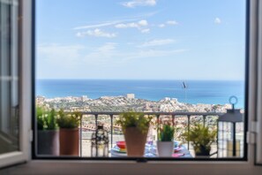 Interior - Stunning, comfortable apartment with sea views, large private terrace & wifi (Benalmádena)