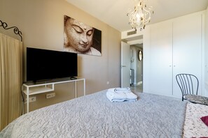 2 bedrooms, iron/ironing board, free WiFi, bed sheets - Stunning, comfortable apartment with sea views, large private terrace & wifi (Benalmádena)