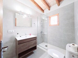 Bañera, secador de pelo y toallas