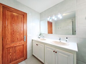 Bathtub, hair dryer, towels