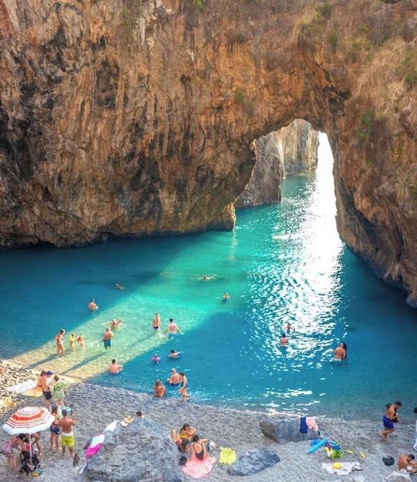 Una spiaggia nelle vicinanze