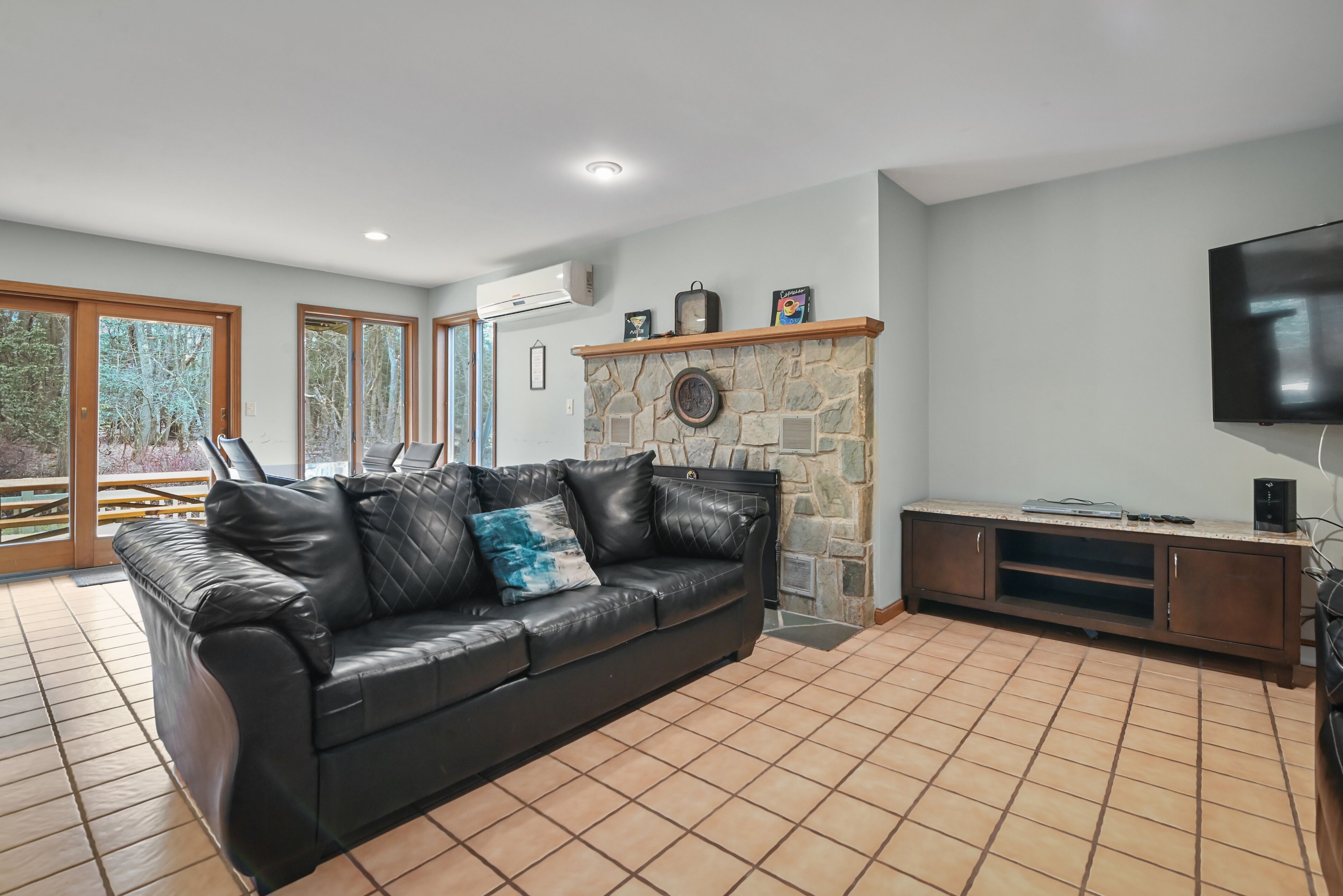 Peaceful, Private & Tranquil 5-BR/3-BA Lake Harmony Cottage