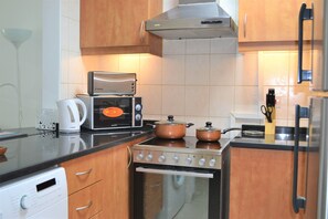 Studio | Private kitchen | Full-sized fridge, microwave, oven, stovetop - HRI - Studio (Dubai)