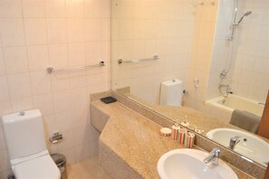 Studio | Bathroom | Free toiletries, hair dryer, towels, soap