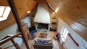 Smart TV, lareira, livros, aparelho de som