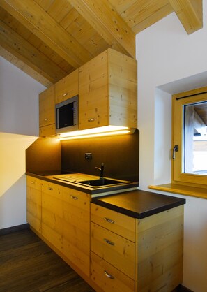 Réfrigérateur, micro-ondes, plaque de cuisson, lave-vaisselle