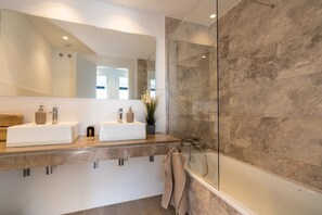 Badewanne, Haartrockner, Handtücher