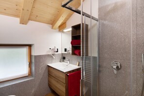 Dusche, Haartrockner, Handtücher