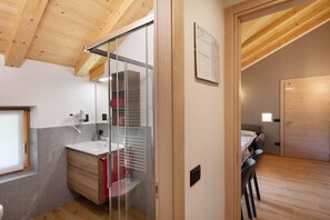 Shower, hair dryer, towels - Apartment 'Salient Casa Campacc' with Lake View, Garden, Terrace & Wi-Fi (Livigno)
