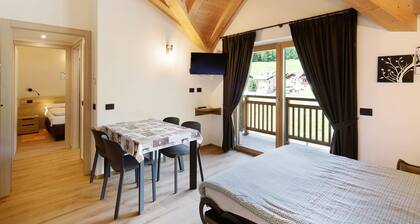 Appartement "Salient Casa Campacc" avec vue sur le lac, jardin, terrasse et Wi-Fi.