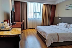 A hotel room with a bed, a desk with a TV, a coffee tray, and a window with curtains. - Afuer Chain Hotel （Tianzhu Bus Station Jinfeng Park） (Tianzhu)
