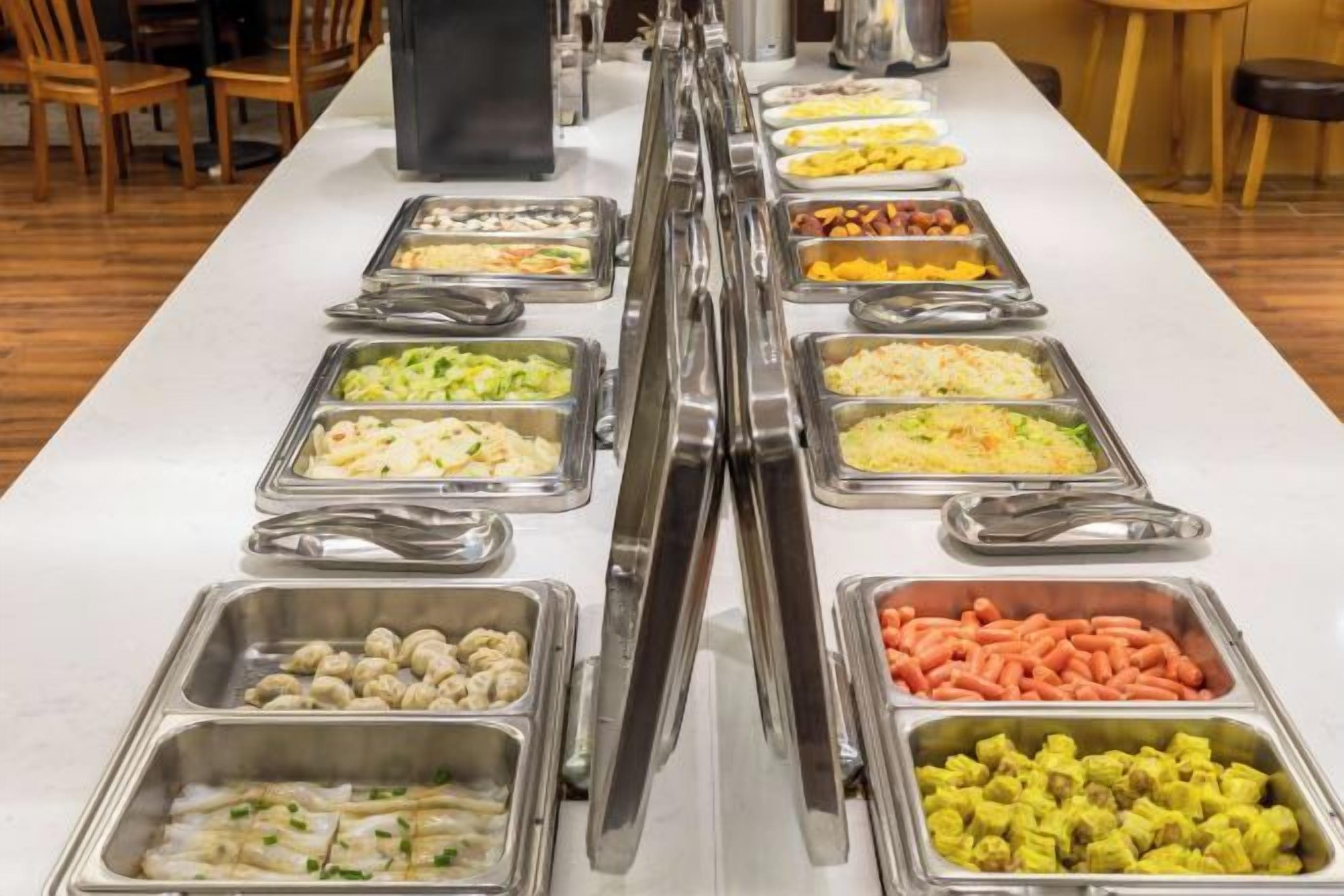 Ein reichhaltiges Buffet mit verschiedenen Speisen.