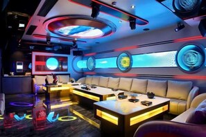 Ein stilvoller Lounge-Bereich mit Sitzgelegenheiten und Tischen, gedämpfter Beleuchtung und einem futuristischen Design.