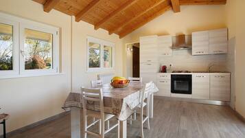 Fridge, oven, stovetop, coffee/tea maker