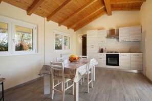 Køleskab, ovn, kogeplade, kaffe-/temaskine