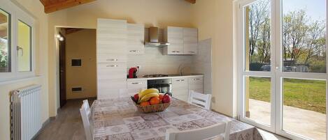 Kühlschrank, Ofen, Herdplatte, Wasserkocher mit Kaffee-/Teezubehör