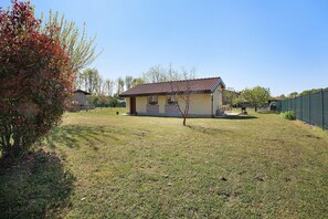A house with a tiled roof, a small front porch, and a fenced yard. - Holiday Home Casina Bianca with Garden, BBQ & Wi-Fi (Lurate Cacivio)