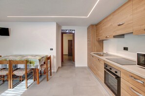 Fridge, microwave, oven, stovetop - Apartment 'Stefan Trepalle' with Mountain View, Shared Garden and Wi-Fi (Trepalle)