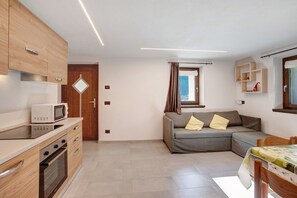 Fridge, microwave, oven, stovetop - Apartment 'Stefan Trepalle' with Mountain View, Shared Garden and Wi-Fi (Trepalle)