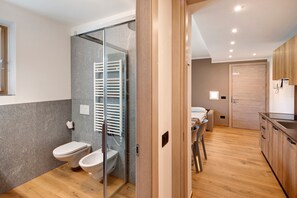 Douche, sèche-cheveux, serviettes fournies