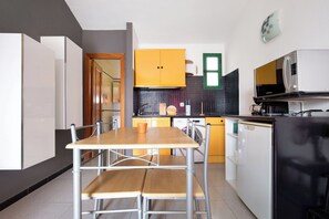 Kylskåp, mikrovågsugn, ugn och spishäll