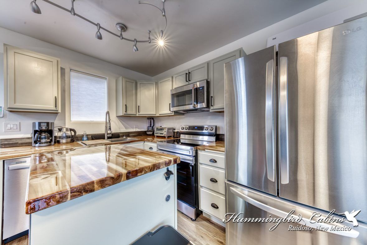 Hilltop Hideaway - Amazing Views, w/ hot tub and Pet Friendly!