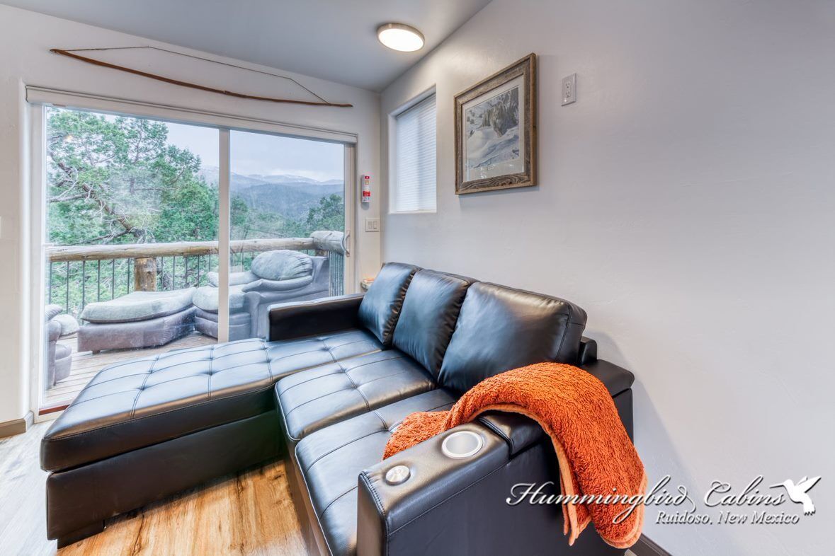 Hilltop Hideaway - Amazing Views, w/ hot tub and Pet Friendly!