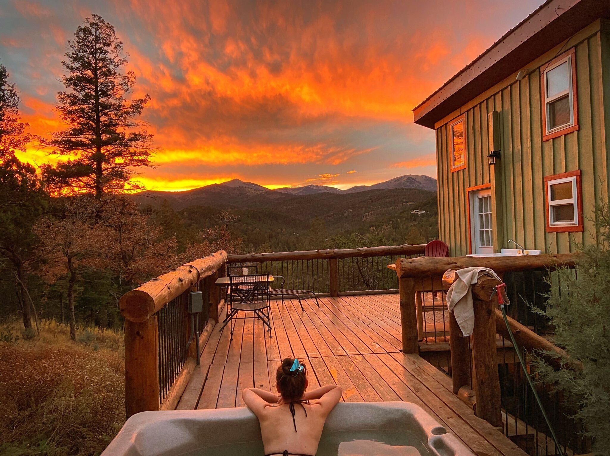 Hilltop Hideaway - Amazing Views, w/ hot tub and Pet Friendly!