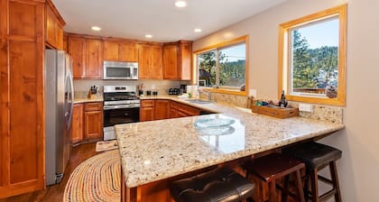 Lakeview Retreat Chalet by Destination Big Bear: Boulder Bay! Lake Views! Outdoor Firepit!
