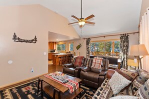 Televisión, chimenea y reproductor de DVD 