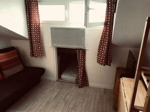 1 bedroom, travel crib