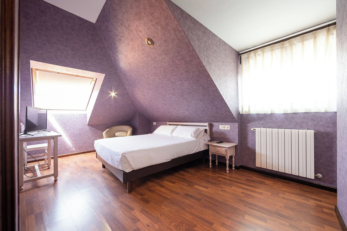Escritorio, wifi gratis, ropa de cama
