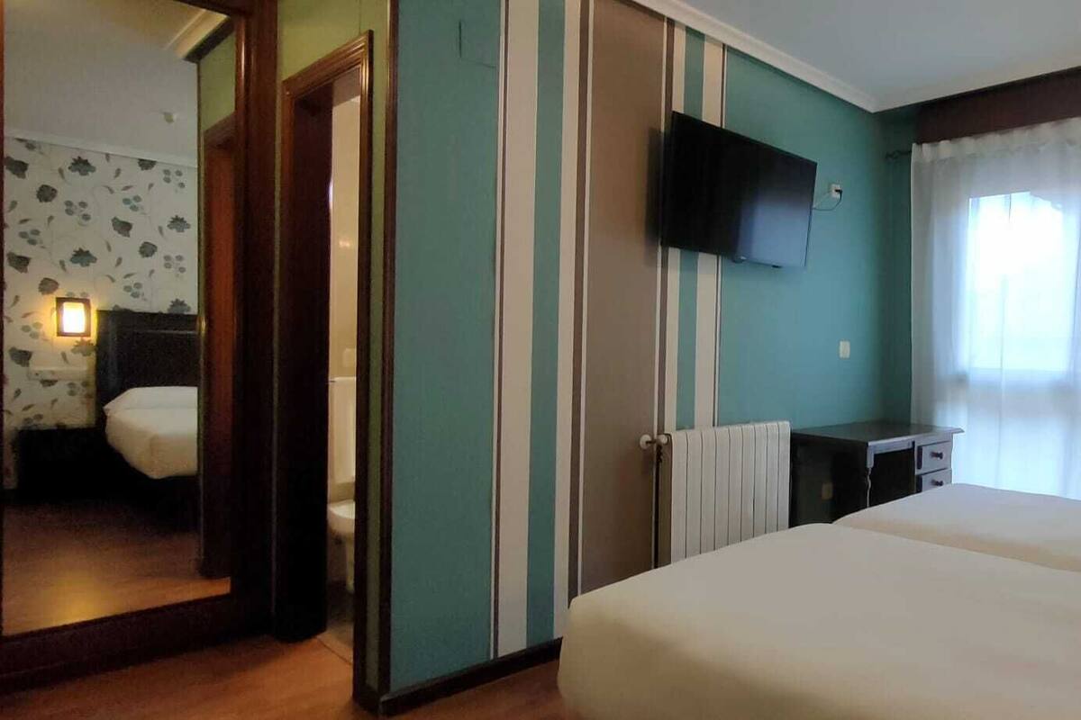 Habitación estándar con 2 camas individuales, vistas a la ciudad | Escritorio, wifi gratis, ropa de cama