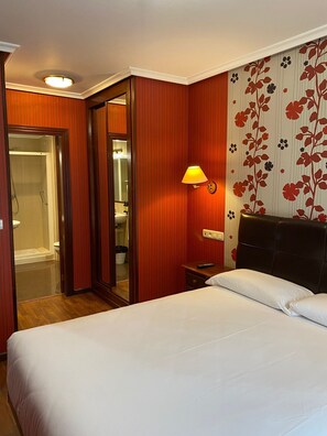 Standard Twin Room | Desk, free WiFi, bed sheets - Hotel Puerto de Candas (Carreno)
