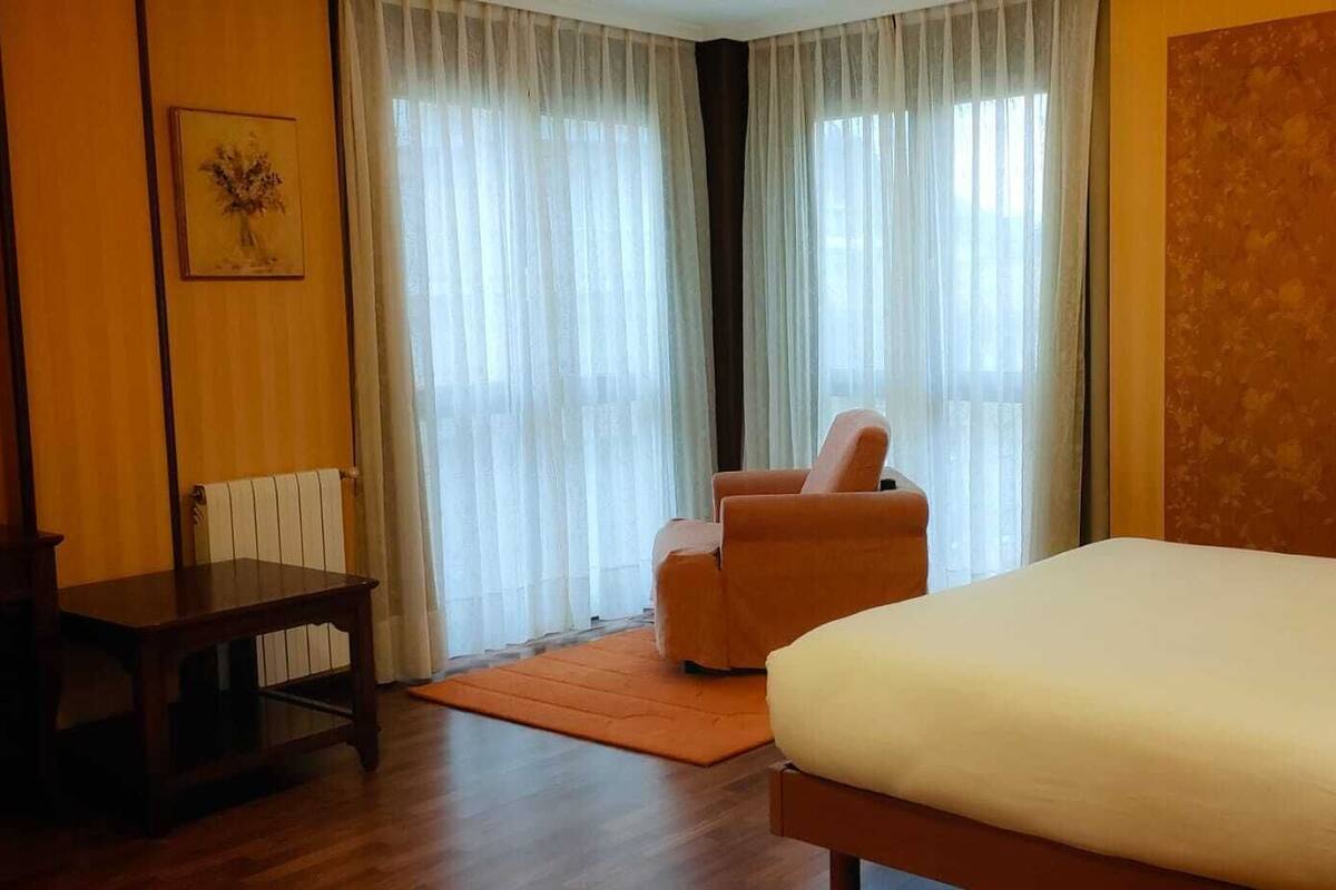 Habitación familiar doble, vistas a la playa | Escritorio, wifi gratis, ropa de cama