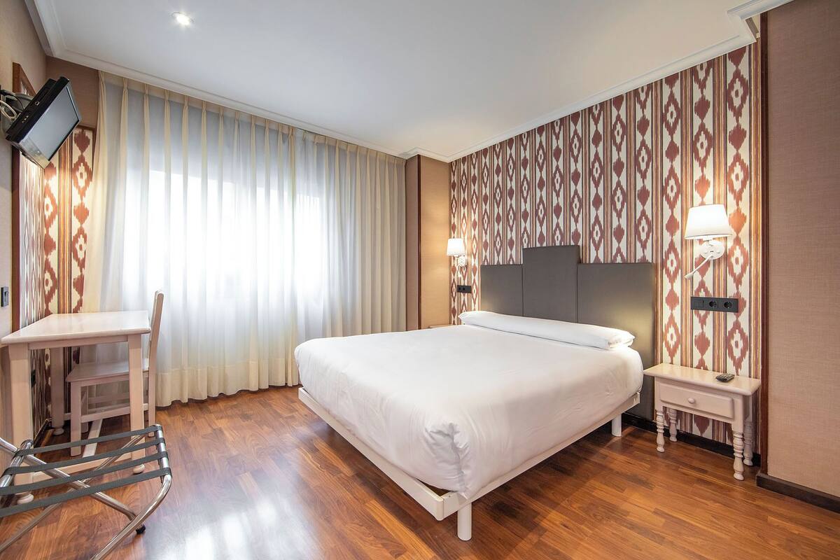 Escritorio, wifi gratis, ropa de cama
