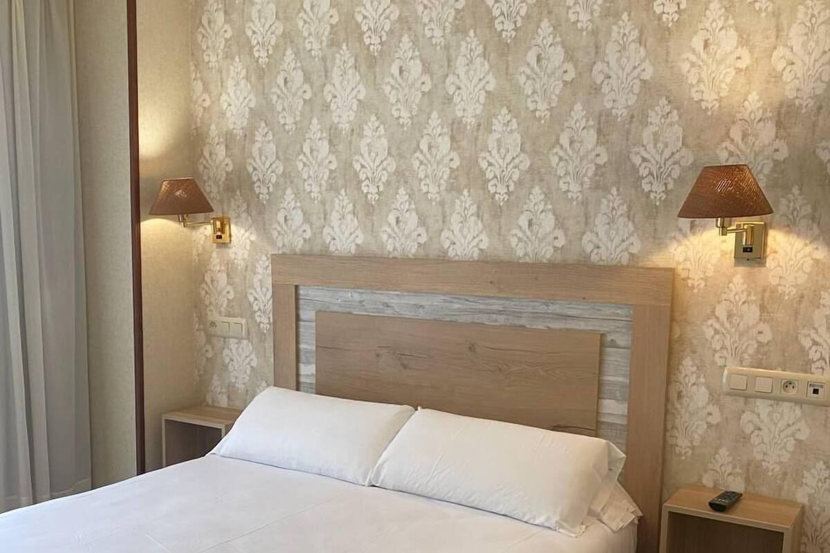 Habitación estándar doble, vistas a la ciudad | Escritorio, wifi gratis, ropa de cama