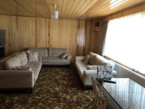 Appartamento Grand | Area soggiorno | TV 8 pollici con canali via cavo