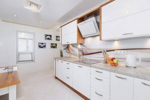 Fridge, microwave, stovetop, dishwasher - Zborowskiego 4A Warsaw | Family Apartment | 2 Balconies (Zakopane)