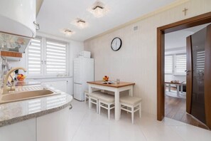 Fridge, microwave, stovetop, dishwasher