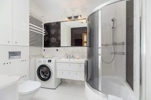 Dusche, Haartrockner, Handtücher, Shampoo