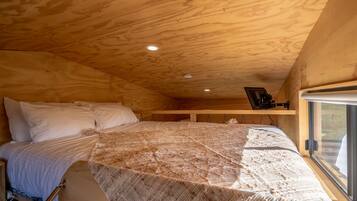 1 bedroom, travel crib, bed sheets